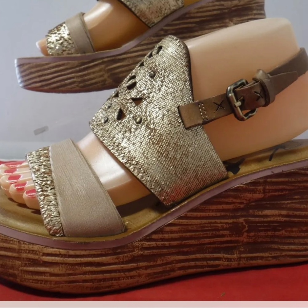 OTBT cut out leather gold wedge sandals size 7.5 - Picture 5 of 10